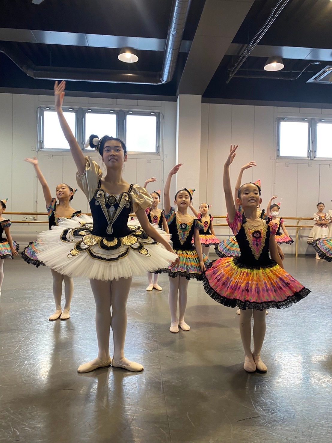 発表会の華やかなステージ写真です✨